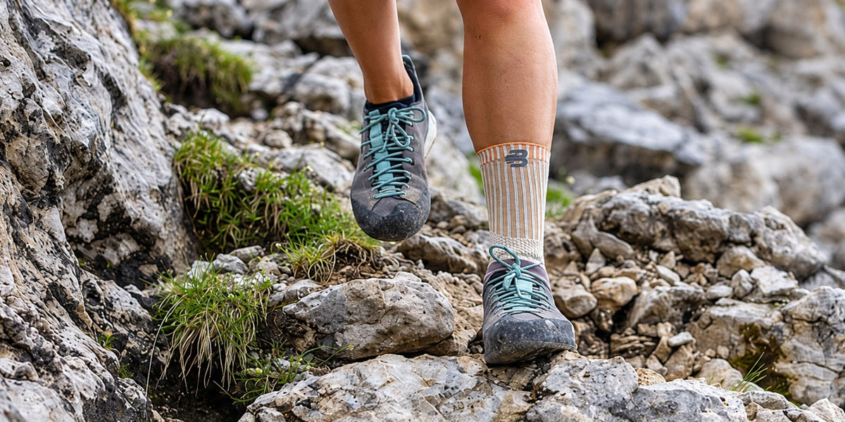Wandererin mit Sprunggelenkbandage beim Wandern