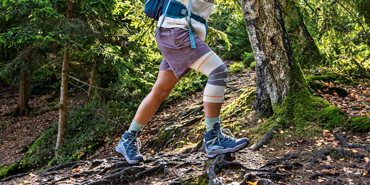Wanderin mit Kniebandage im Wald