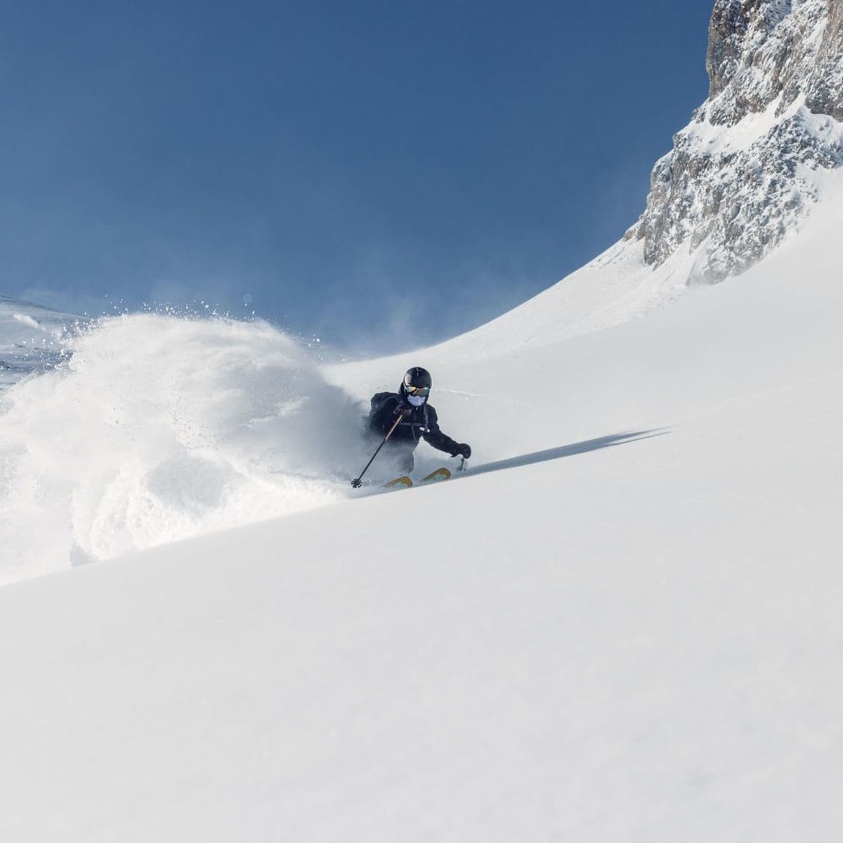 Alpiner Skifahrer auf einer Abfahrt