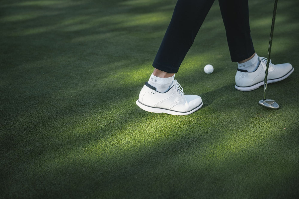Golferin mit weissen Golfsocken
