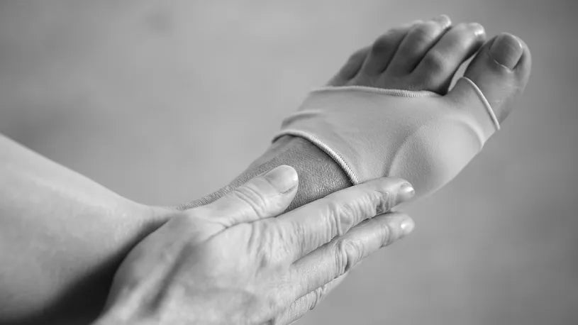 Person welche den Epitact Hallux Valgus Schutz trägt