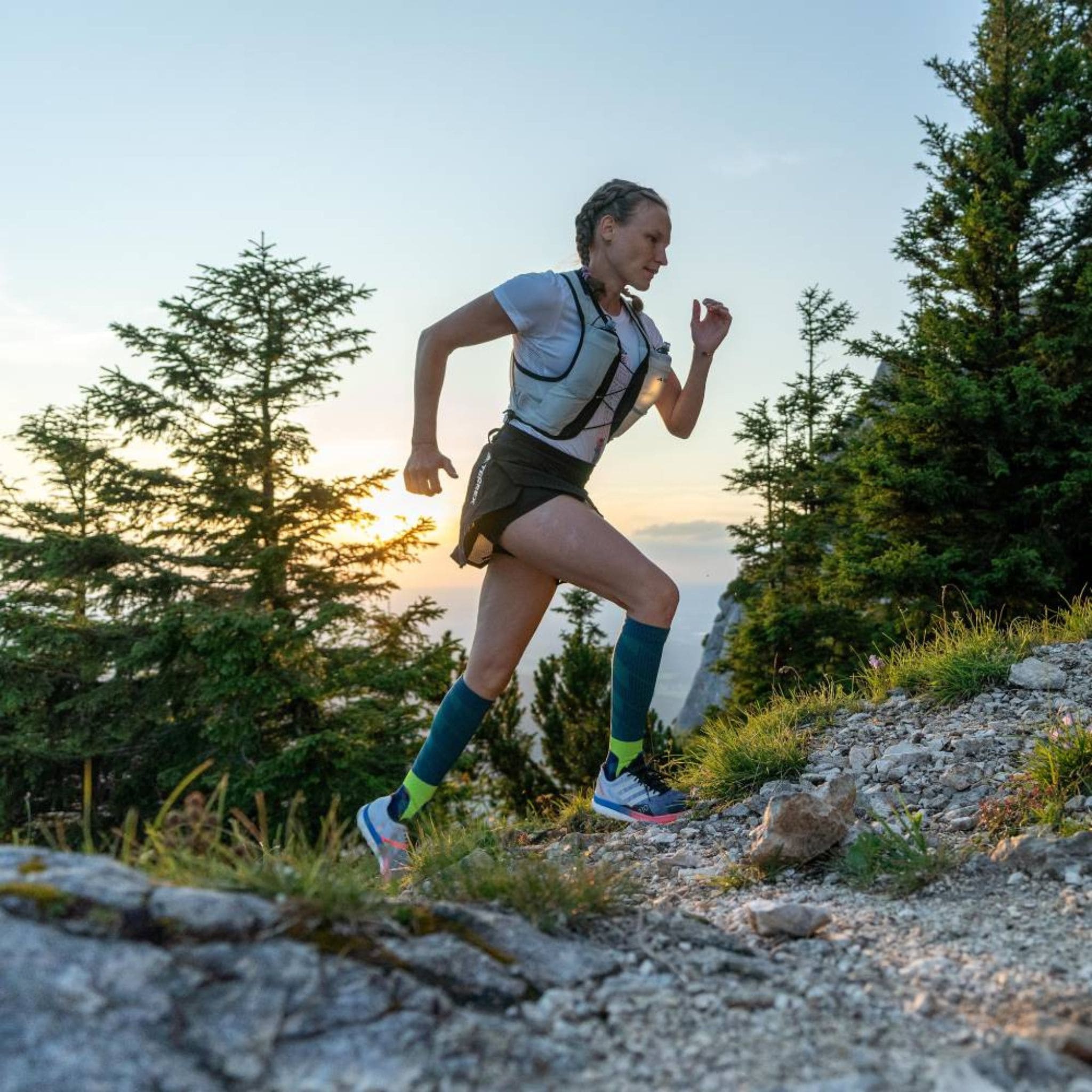 Trailrunner trägt Bauerfeind Trail Run Compression Socks beim Lauf im Gelände