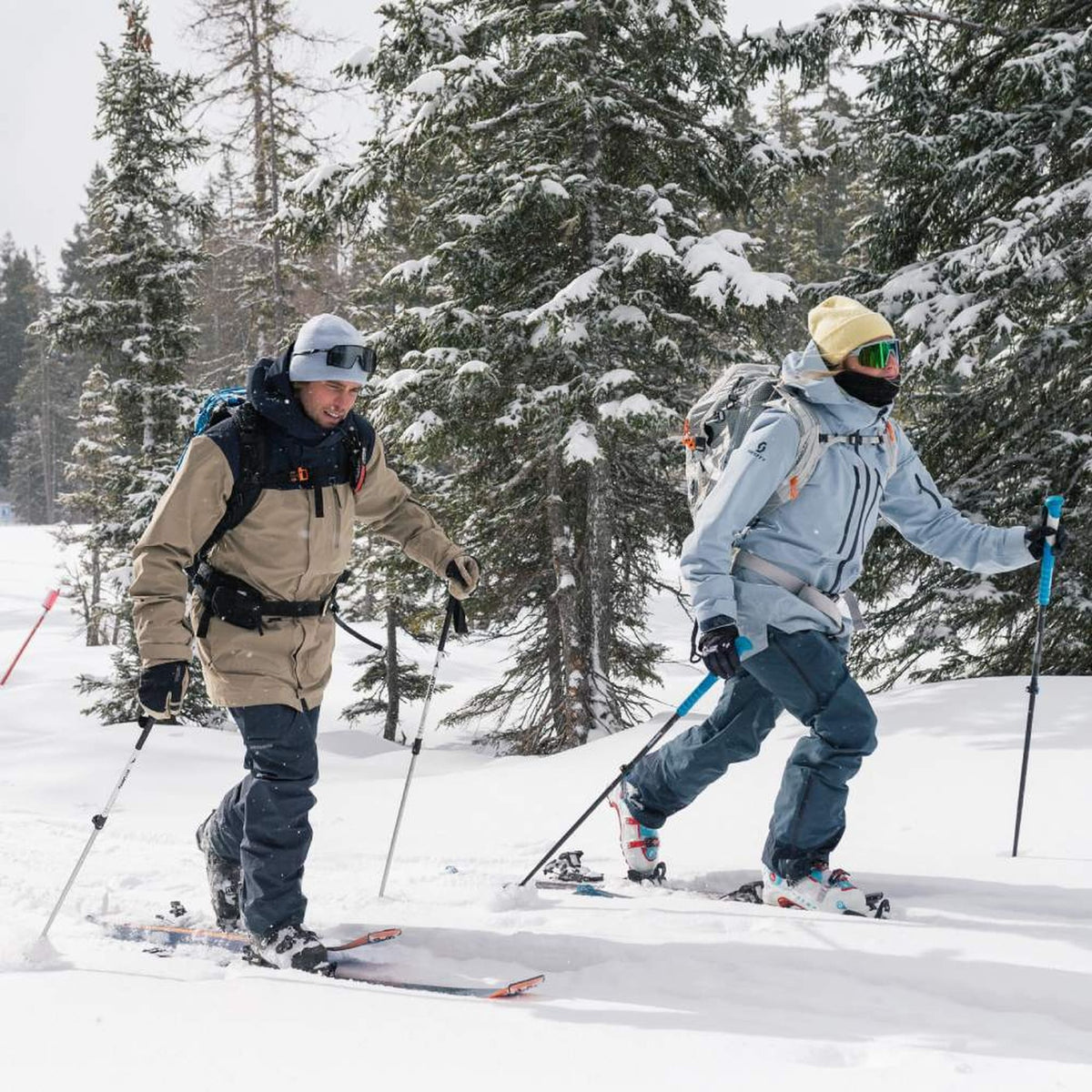 Zwei Personen die eine Skitour machen
