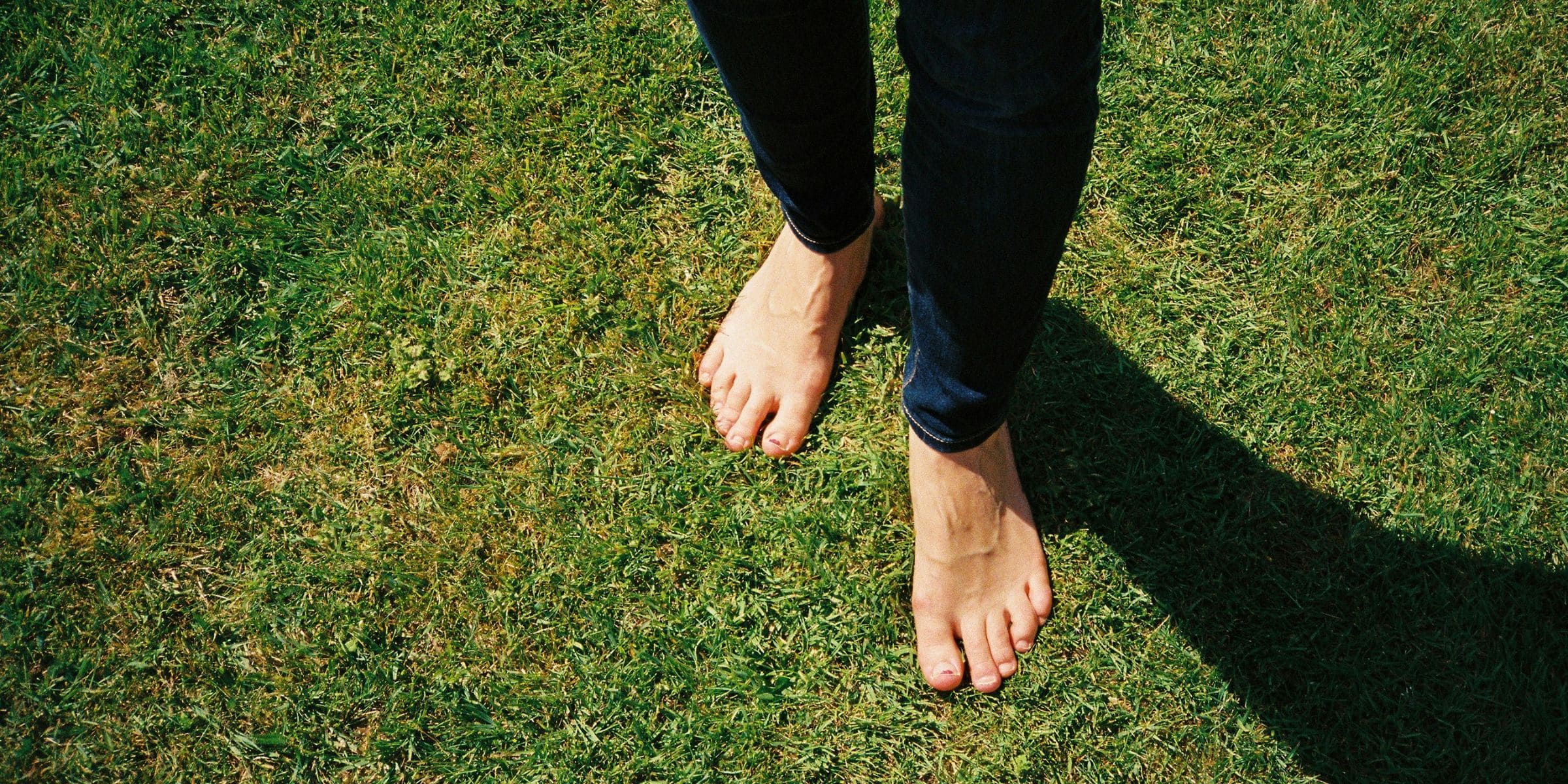 Barfuss auf Gras laufen