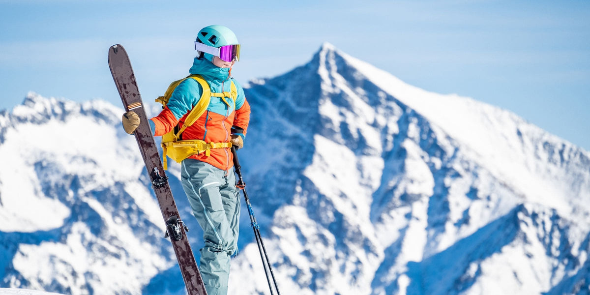 Frau mit warmen Heizsocken beim Skifahren