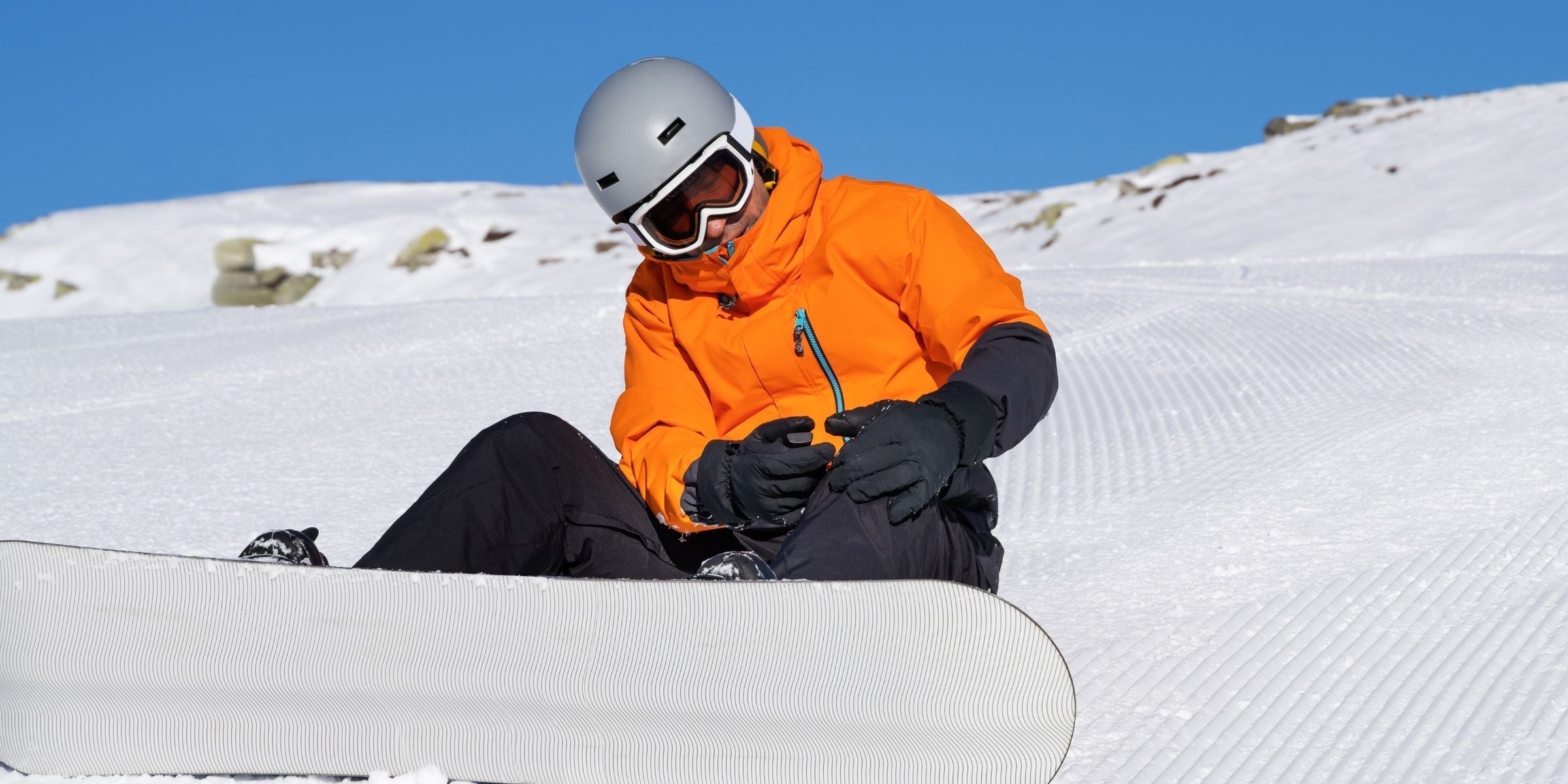 Snowboarder mit schmerzendem Knie