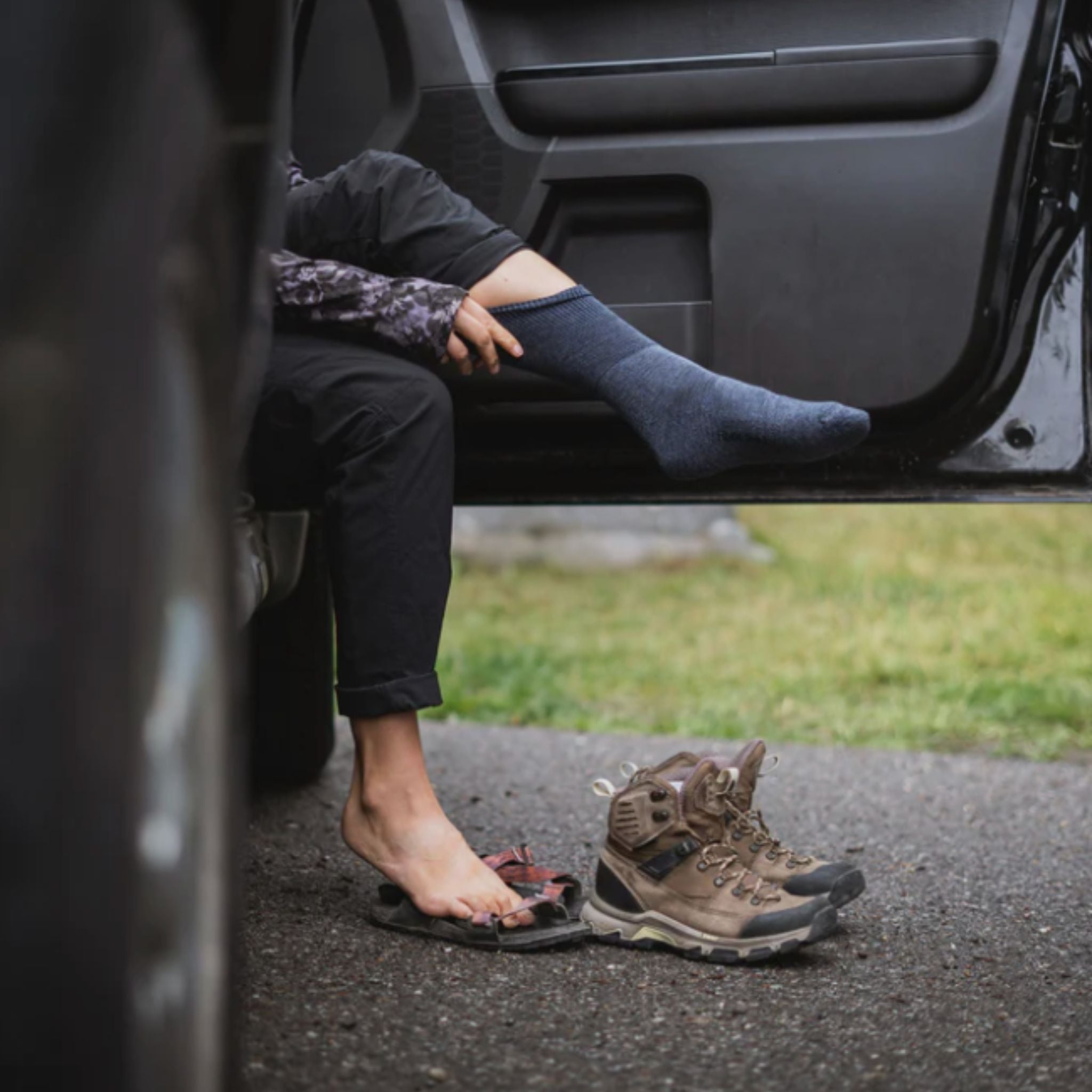 Frau zieht Merinosocke an