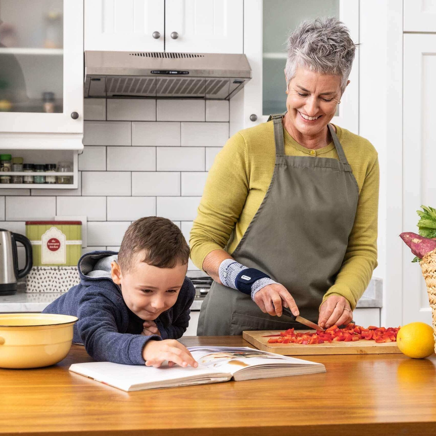 Handgelenkbandage für Seniorin