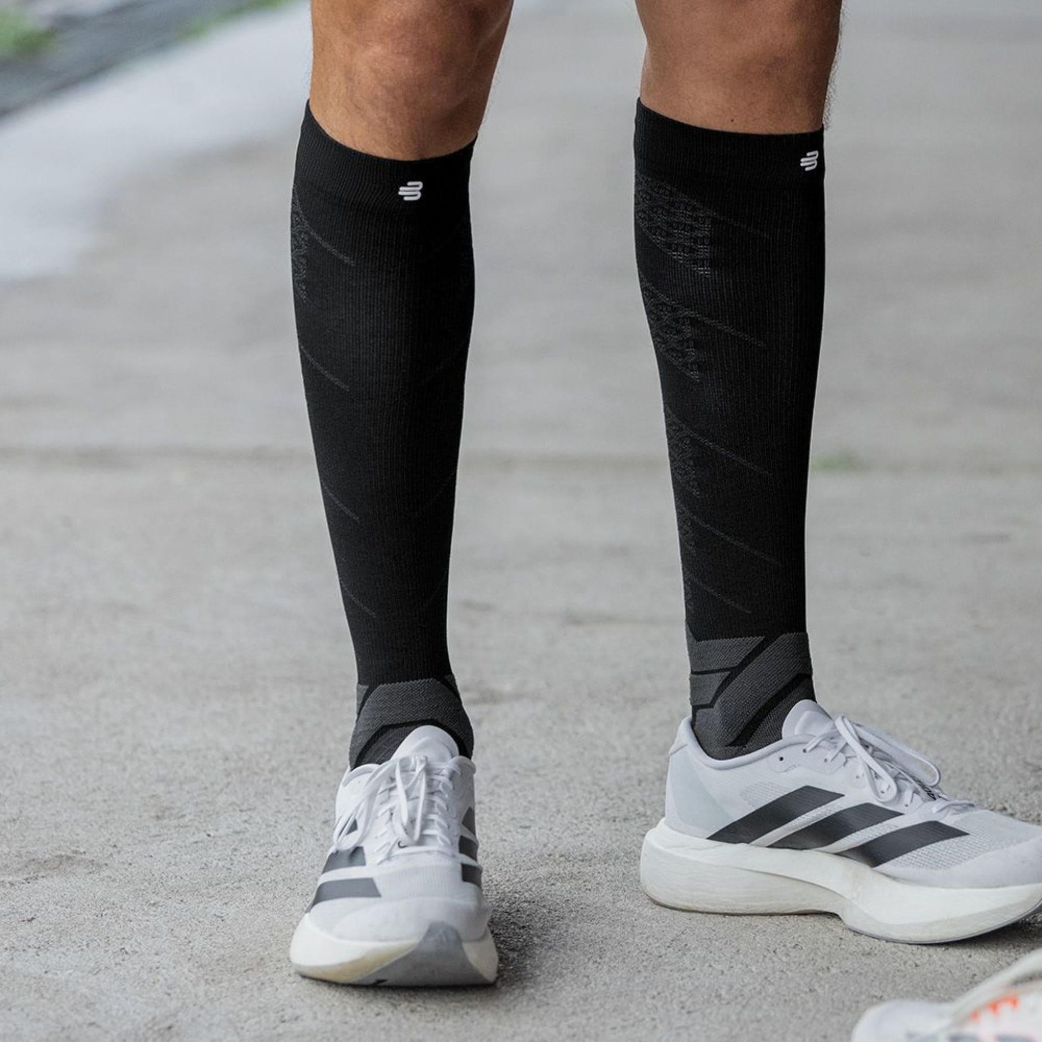 Mann mit hoher Laufsocke