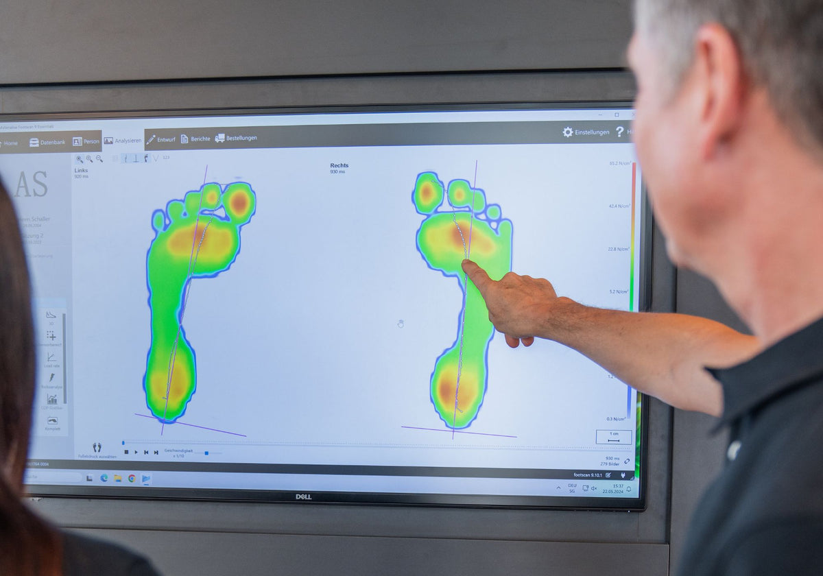 Orthopäde analysiert einen Fussabdruck