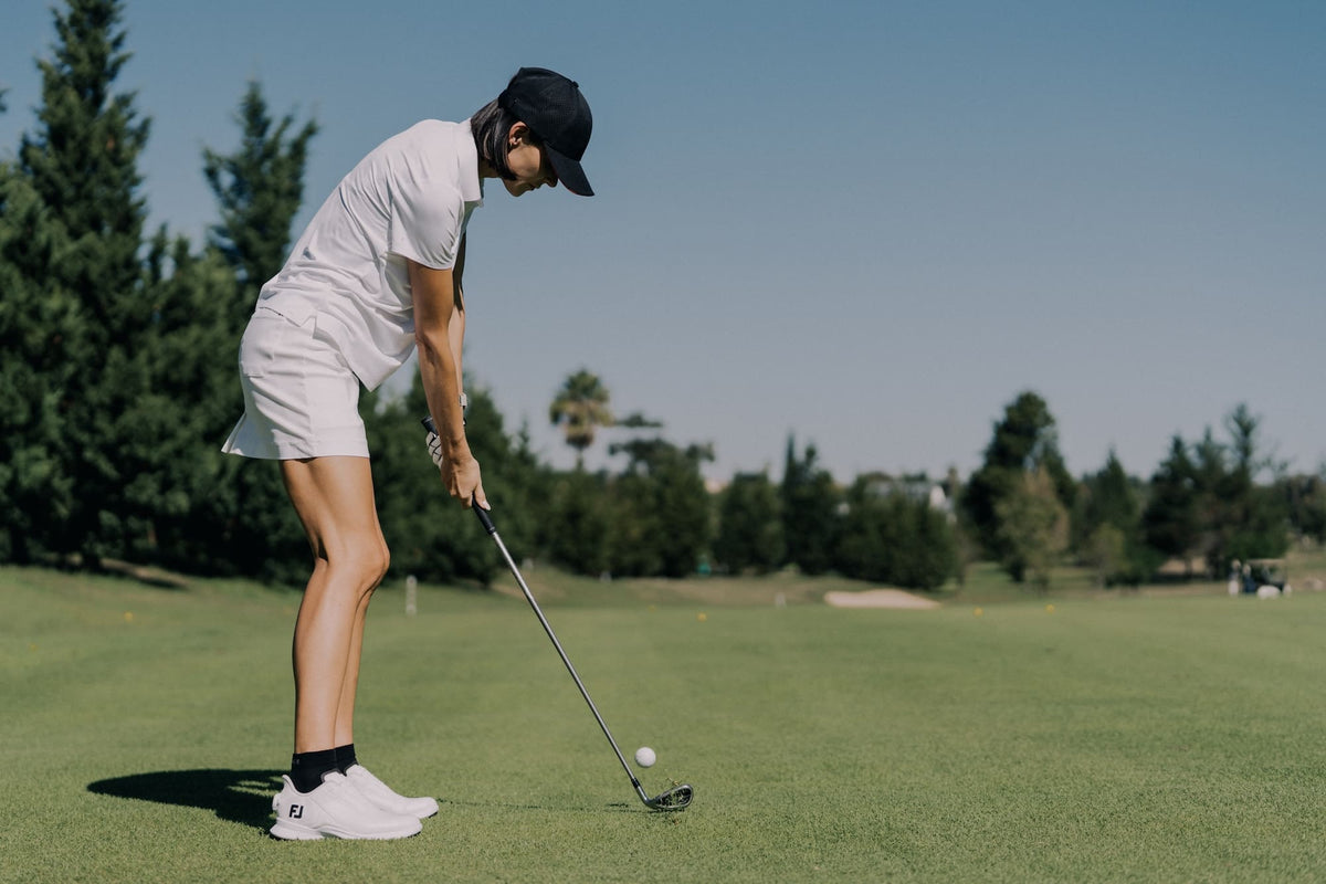 Person spielt Golf