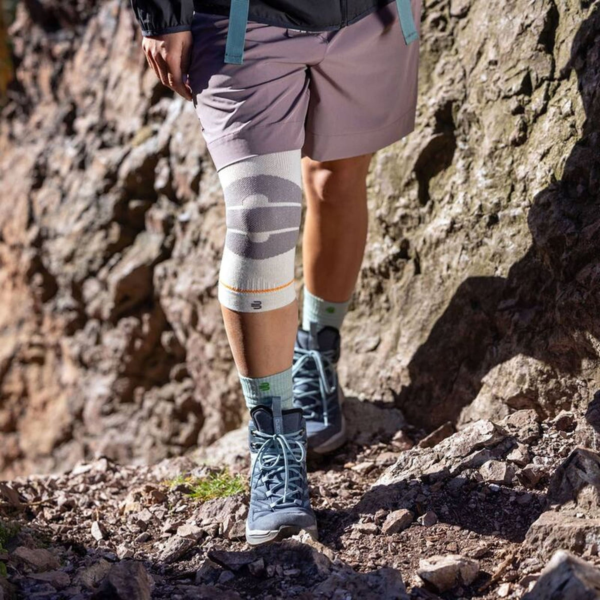 Wandererin trägt die Kniebandage